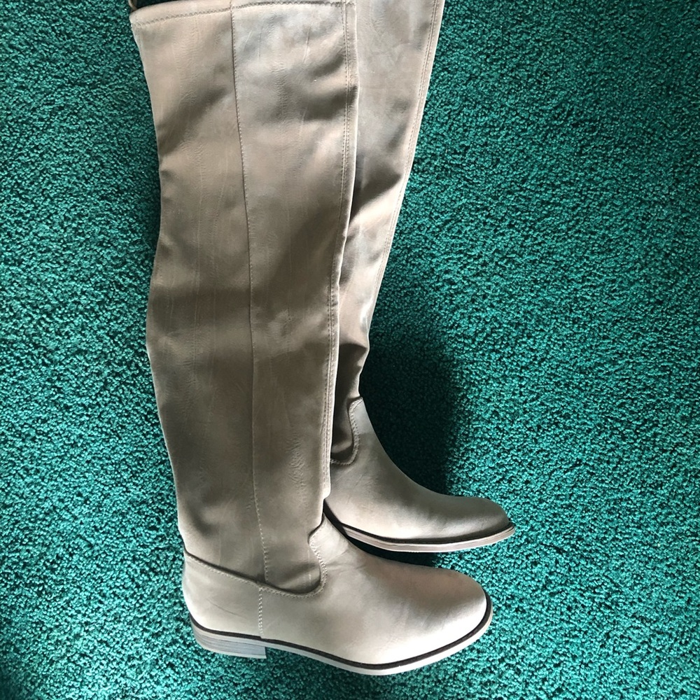 Flat tan boots